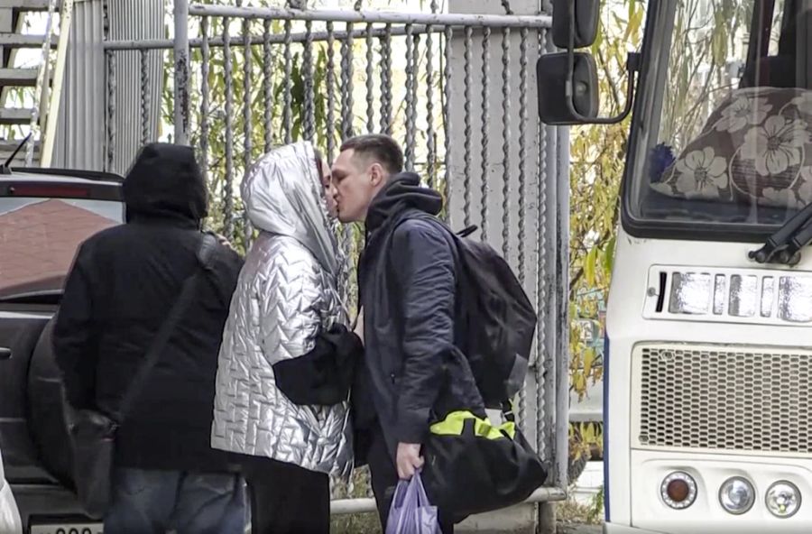 Ein zum Wehrdienst Eingezogener küsst seine Partnerin zum Abschied bevor er den Bus besteigt, der ihn zu den Militäreinheiten des Östlichen Militärdistrikts im sibirischen Jakutsk bringt.