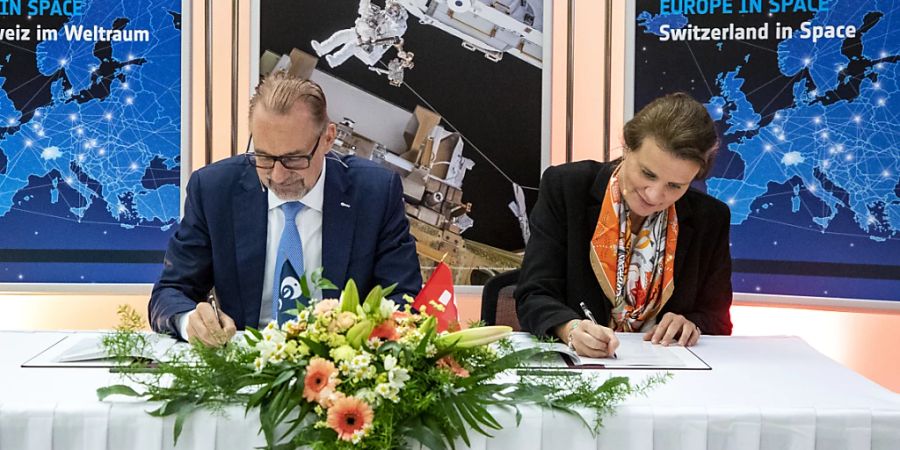 Kompetenzzentrum für Weltraumtechnologien: ESA-Generaldirektor Josef Aschbacher  und Martina Hirayama, Staatssekretärin für Bildung, Forschung und Innovation, (rechts) beim Unterzeichnen des Vertrags in Villigen AG.