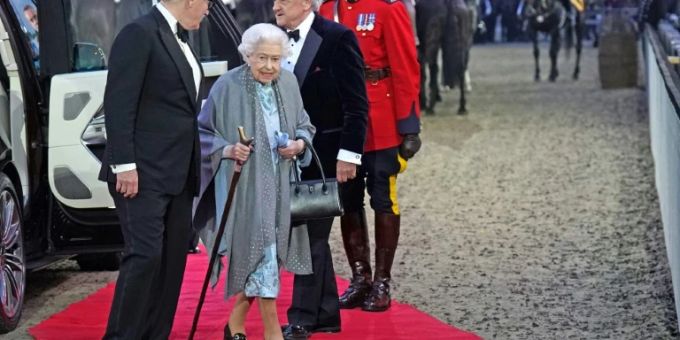 London - Lächelnde Elizabeth II. lässt um Gesundheit der Königin besorgte Briten aufatmen