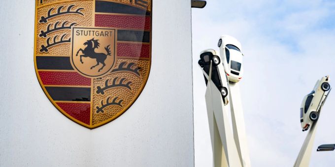 Das Porsche Logo am Stammsitz des Autoherstellers. porsche