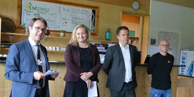 Landammann Philipp Wilhelm, Nicola Port WEF, Initianten Cyrill Ackermann und Stefan Pfister. Eröffnungsfeier 4Reasons