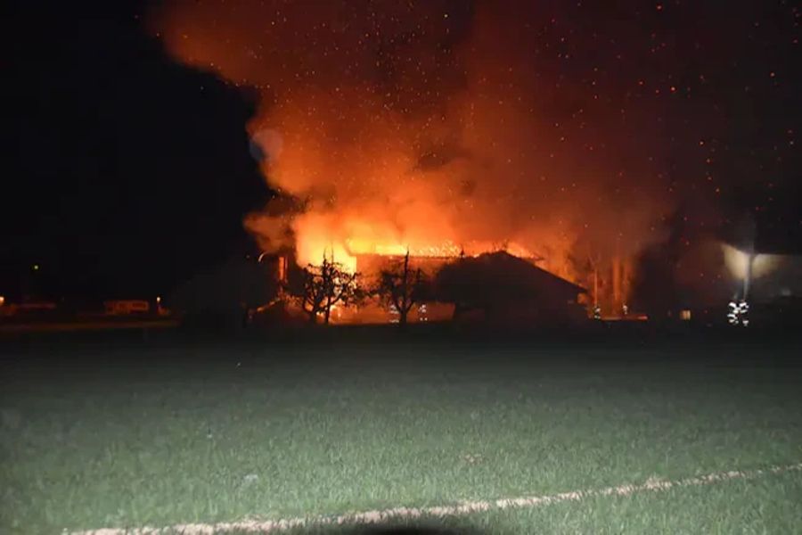 Die brennende Futter- und Lagerhalle in Kriegstetten SO.