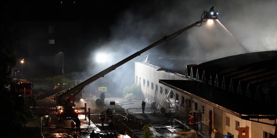 Der Mega-Brand im Industriegebiet von Spreitenbach AG ist mittlerweile gelöscht.