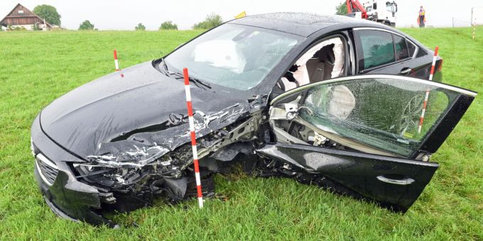 Zwei Personen bei Kollision verletzt.