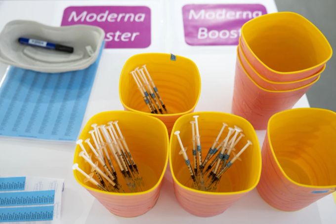 Für das Jahr 2022 sind 33 Millionen Impfdosen vorgsehen: Der Bund hat mit Moderna, Pfizer, Johnson&Johnson und Novavax zahlreiche Verträge abgeschlossen. Impfdosen Moderna Pfizer Bund