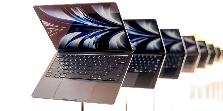 Neue Apple MacBook Air Computer mit M2-Prozessoren werden nach der Keynote-Präsentation der World Wide Developer Conference von Apple gezeigt.