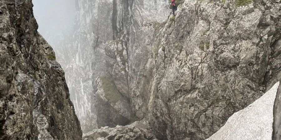 Rettungskräfte in der Nähe des Spripsenjochs im Tiroler Kaisergebirge in einem Berghang, in dem es zu dem Felssturz kam.