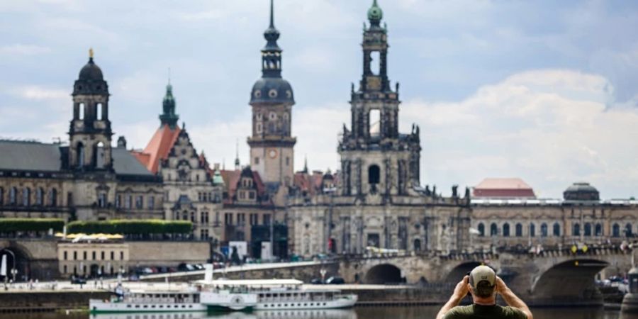 Ein Tourist fotografiert in Dresden