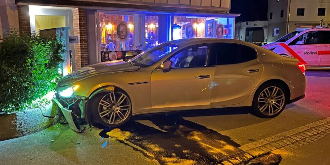 Der Autofahrer wurde beim Unfall nicht verletzt. Der Autofahrer wurde beim Unfall nicht verletzt.