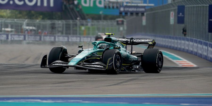 Formel-1-Pilot Sebastian Vettel steuert den Aston-Martin-Boliden auf der Strecke.