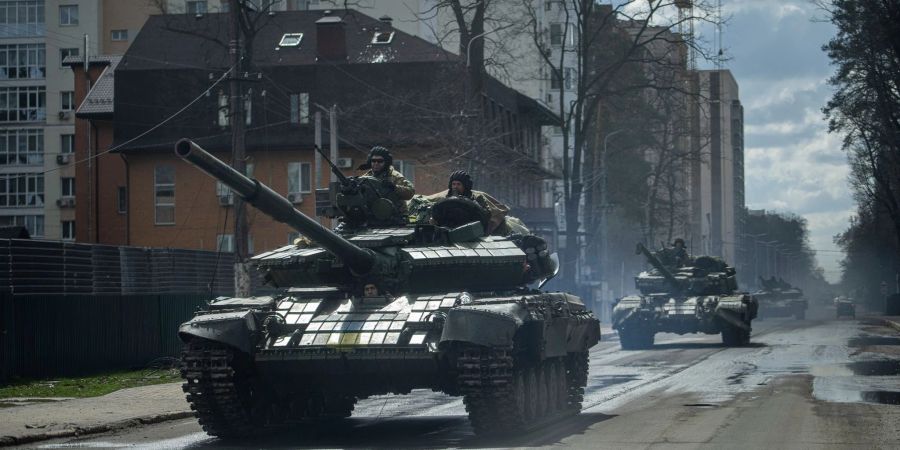 Ukrainische Panzer bewegen sich auf einer Strasse in einem Aussenbezirk von Kiew.