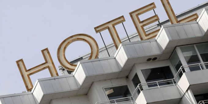 Hotels, Pensionen und sonstige Beherbergungsbetriebe verzeichneten im Februar gegenüber dem Vormonat ein deutliches Umsatzplus von 6,5 Prozent. Hotels, Pensionen und sonstige Beherbergungsbetriebe verzeichneten im Februar gegenüber dem Vormonat ein deutliches Umsatzplus von 6,5 Prozent.