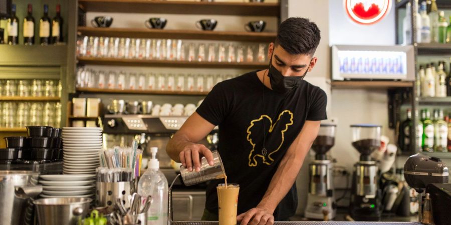 Ein Barista bereitet einen Kaffee in einem Coffee-Shop im Zentrum Athens zu. Laut Tourismusverband konnte die Tourismusbranche zum Saisonstart rund 50.000 Stellen nicht besetzen.