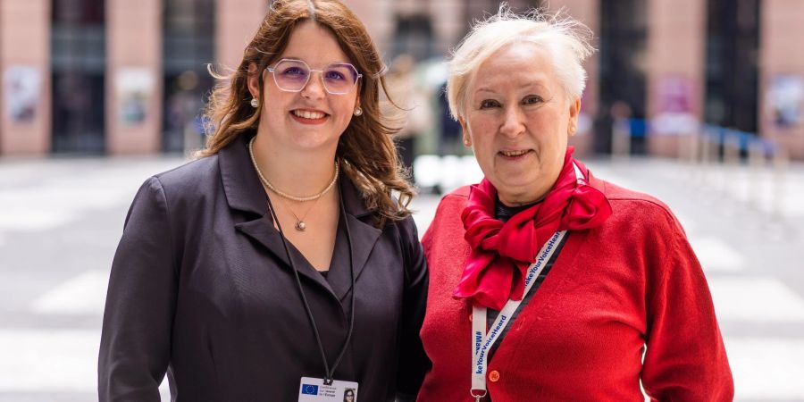 Antonia Kieper aus Köln (l) und Wiktoria Tyszka-Ulezalka aus Posen (r) stehen in einem Gebäude des Europäischen Parlaments. Die beiden Frauen nehmen an der Konferenz zur Zukunft Europas teil.