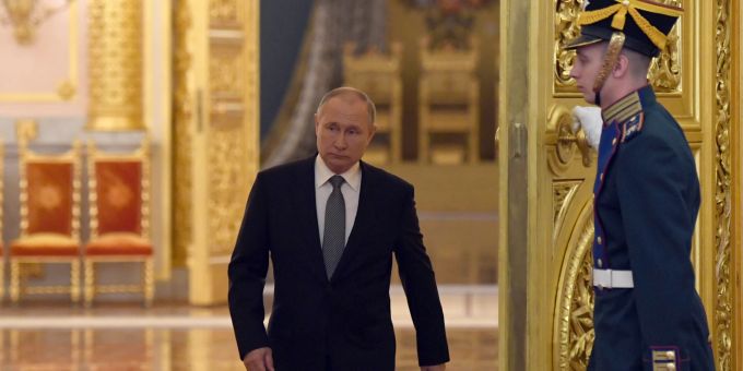 Der russische Präsident Wladimir Putin (L) kommt zu einem Treffen mit Absolventen der russischen höheren Militärschulen im Kreml in Moskau, Russland, 21. Juni 2022. wladimir putin ukraine krieg