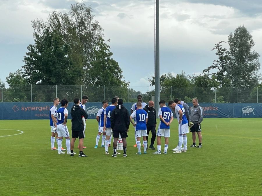 GC-Trainer Giorgio Contini gibt seinen Spielern Anweisungen in der Pause.