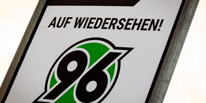 Nicht jeder ist mit der Entscheidung, Martin Kind als Geschäftsführer abzusetzen, einverstanden. Nicht jeder ist mit der Entscheidung, Martin Kind als Geschäftsführer abzusetzen, einverstanden.