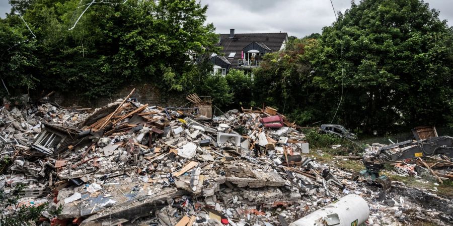 Nur Trümmerteile sind nach der Explosion von dem Haus in Hemer übriggeblieben.