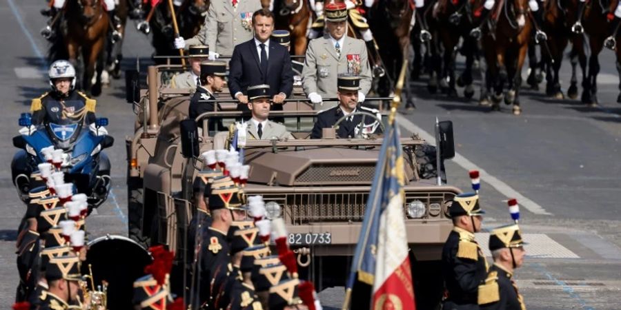 Macron bei der Militärparade in Paris