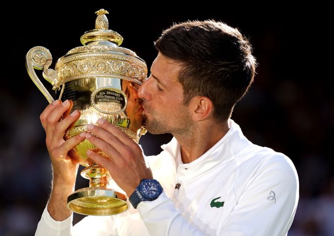 In Abwesenheit von Daniil Medwedew sichert sich Novak Djokovic 2022 in Wimbledon den Titel. Novak Djokovic