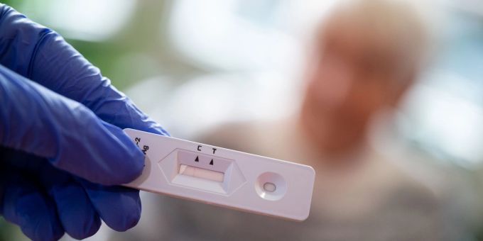 Er versprach Ware, die er nicht besass: Der Unternehmer aus Adilswil musste die versprochenen Corona-Schnelltests erst noch beziehen. corona schnelltest betrug