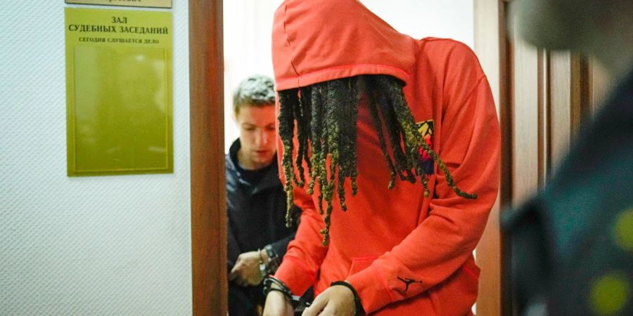 Die Basketballspielerin Brittney Griner von Phoenix Mercury verlässt nach einer Anhörung einen Gerichtssaal in Chimki vor den Toren Moskaus.