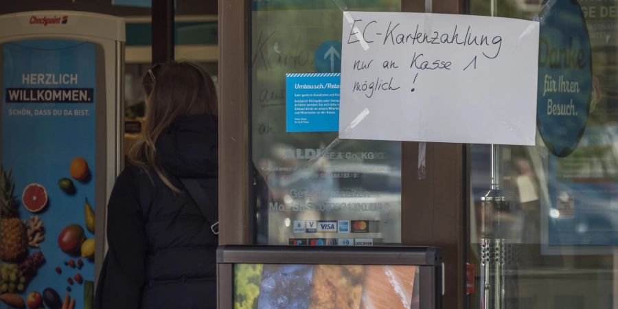 An der Eingangstür einer Filiale des Lebensmitteldiscounters Aldi Nord hängt ein handgeschriebener Zettel mit der Aufschrift «EC-Kartenzahlung nur an Kasse 1 möglich!»
