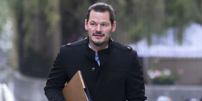 Genfer Staatsrat Pierre Maudet. (Archivbild) Pierre Maudet mit Dokumenten unter dem Arm auf einer Straße