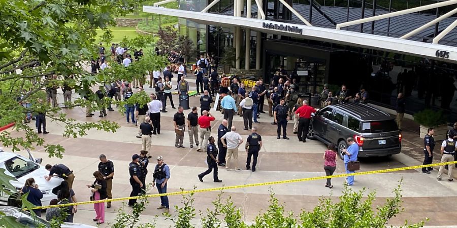 Einsatzkräfte reagieren auf Schüsse im Natalie Medical Building auf dem Gelände des St. Francis Hospital. Gut eine Woche nach dem Massaker in einer Grundschule in Texas hat ein Mann im US-Bundesstaat Oklahoma nach Polizeiangaben das Feuer in einem Krankenhaus eröffnet und mehrere Menschen getötet. Foto: Ian Maule/Tulsa World/AP/dpa