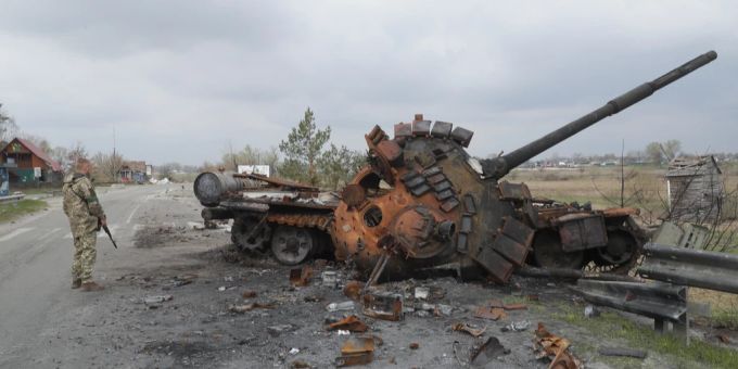 Ein ukrainischer Soldat betrachtet einen zerstörten russischen Panzer in der Region Kiew. Ukraine Krieg