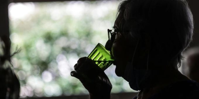 Ältere Frau mit einem Glas Wasser Ältere Frau mit einem Glas Wasser