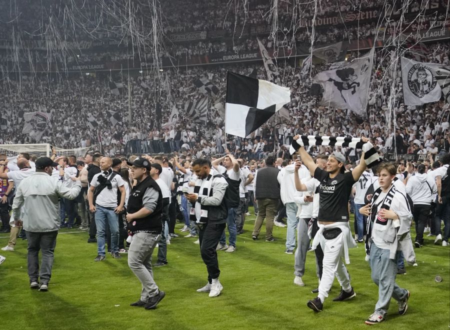 Die Fans stürmen nach Abpfiff das Spielfeld.