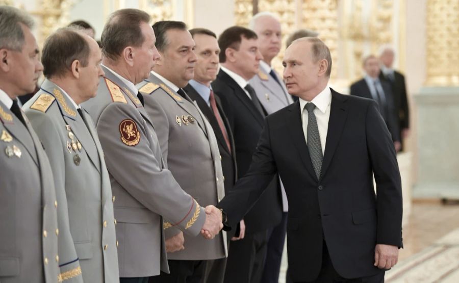 Der russische Präsident Wladimir Putin, rechts, schüttelt am 11. April 2019 dem Oberbefehlshaber der Nationalgarde, Wiktor Solotow, dritter von links, die Hand, als er zu einem Treffen mit h