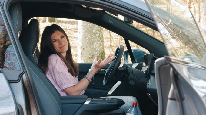 Beim iX ist Cyndie teilweise überfordert. Innenraum BMWiX