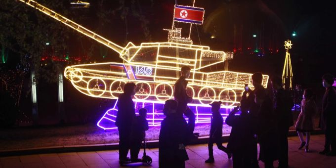 Menschen besuchen ein Lichterfestival zu Ehren von Kim Il Sung. Korea