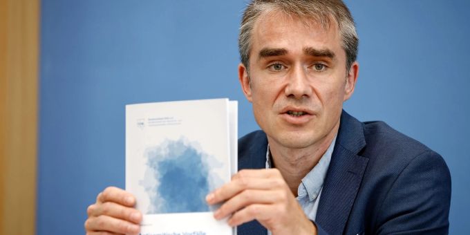 Benjamin Steinitz, geschäftsführender Vorstand des Bundesverband RIAS e.V., zeigt den Jahresbericht "Antisemitische Vorfälle in Deutschland" bei einer Pressekonferenz. Benjamin Steinitz, geschäftsführender Vorstand des Bundesverband RIAS e.V., zeigt den Jahresbericht "Antisemitische Vorfälle in Deutschland" bei einer Pressekonferenz.