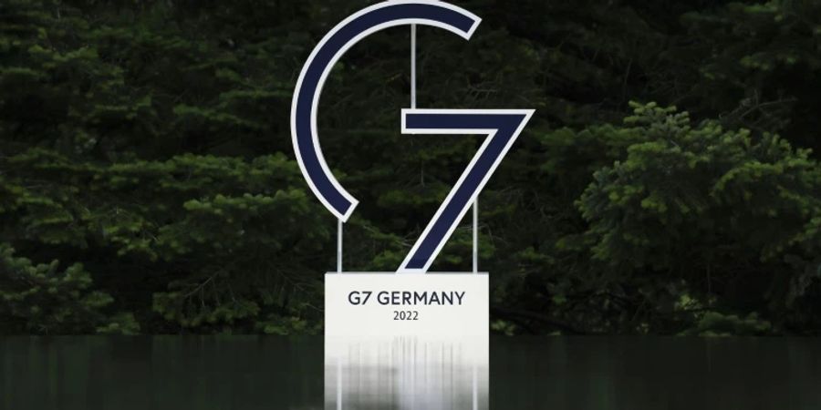 G7-Logo am Schloss von Elmau