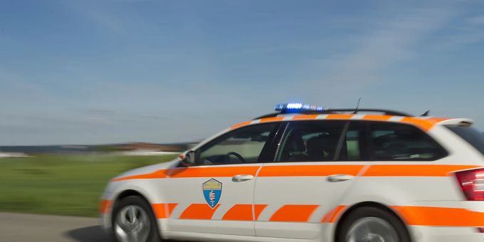 Delemont - Autofahrer stirbt bei Unfall in Lajoux JU
