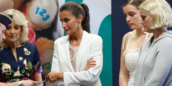 Jill Biden, Königin Letizia sowie Finnegan und Maisy Biden (r.) in einem Flüchtlingszentrum am Dienstag in Madrid. Jill Biden, Königin Letizia sowie Finnegan und Maisy Biden (r.) in einem Flüchtlingszentrum am Dienstag in Madrid.