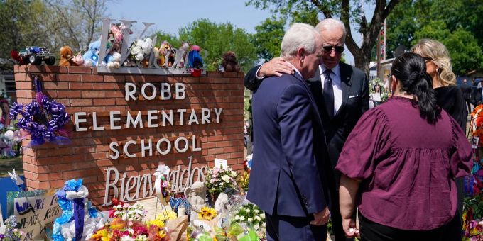 US-Präsident Joe Biden und seine Frau Jill sprechen bei ihrem Besuch in Texas mit Schulleiterin Mandy Gutierrez und Superintendent Hal Harrell nach dem Schulmassaker. Evan Vucci/AP/dpa schulmassaker