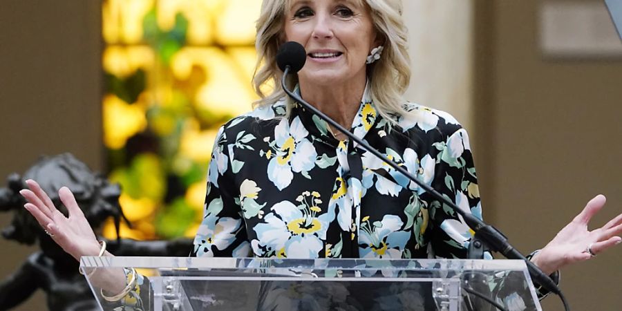 Jill Biden, First Lady der USA, spricht im Met Museum in New York. Foto: Charles Sykes/Invision/dpa