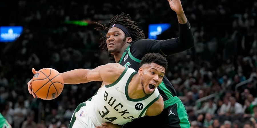 Bucks-Superstar Giannis Antetokounmpo (l) steuerte beim Sieg in Boston ein Triple-Double bei.