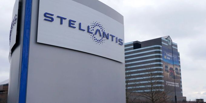 Die Autoverkäufe des Opel-Mutterkonzerns Stellantis sind stark zurückgegangen, mit geschätzten 1,15 Millionen verkauften Fahrzeugen von Juli bis September. (Archivbild) Stellantis