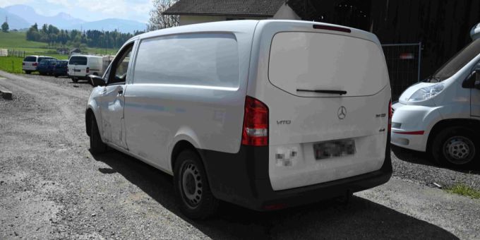 Lieferwagen prallt mit Mofa zusammen.