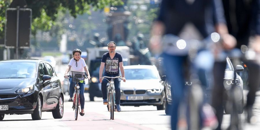 Radfahrer dürfen sich ohne Mindestabstand zueinander überholen. Doch sie müssen im Einzelfall abwägen, ob der Überholvorgang sicher durchgeführt werden kann.