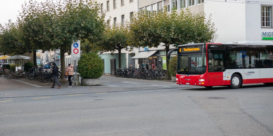 Die Stadthausstrasse mit dem Bus Richtung Technorama.