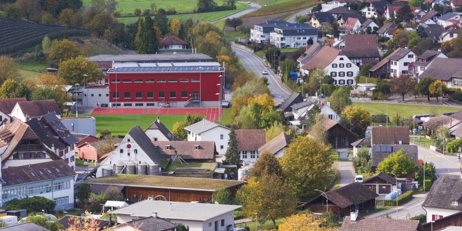 Die Hauptstrasse und der Sportplatz in Maisprach. Maisprach bildet mit der Gemeinde Buus zusammen die Kreisschule Buus-Maisprach.