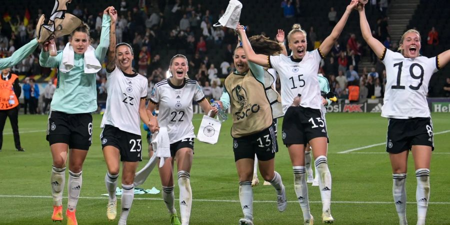 Deutschlands Spielerinnen feiern nach Spielende.