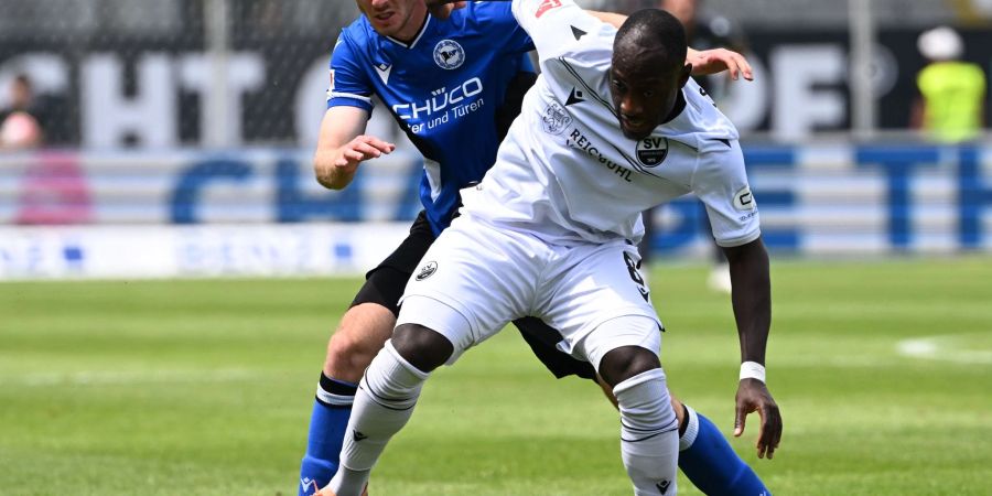 Christian Kinsombi (r) war Sandhausens Matchwinner gegen Arminia Bielefeld.