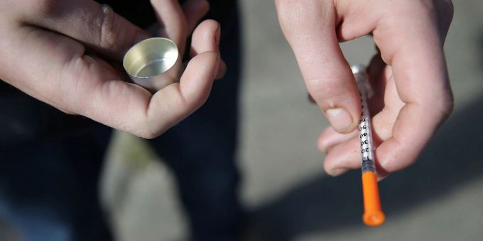 Ein Mann in Philadelphia hält eine Spritze für eine Fentanyl-Injektion in der Hand. Ein Mann in Philadelphia hält eine Spritze für eine Fentanyl-Injektion in der Hand.